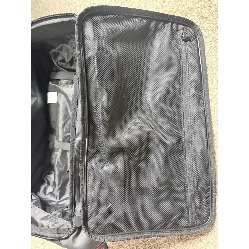 Oakley Endless Adventure Carry-On Luggage FOS901349  Tree Logo The Classic EUC‎